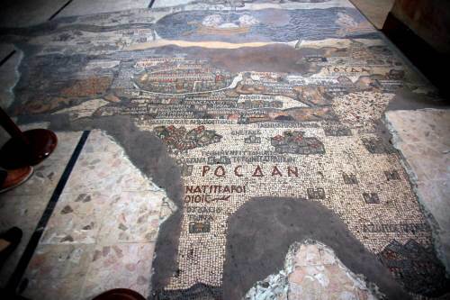예루살렘이 적시된 최초(6세기)의 이 지도는 마다바의 성조지 성당 바닥의 모자이크다. 맨 위에 요르단 강과 사해가 보이는데 그 아래 타원형 지역이 예루살렘이다.