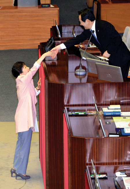 박근혜 대통령(왼쪽)이 6월 13일 국회 본회의장에서 20대   국회 개원 연설을 마친 뒤 정세균 의장과 악수하고 있다. [청와대사진기자단]