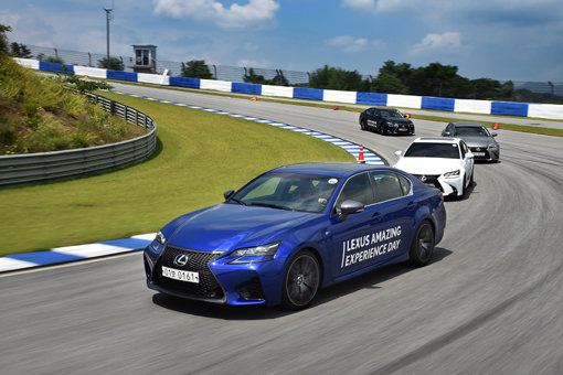 17일 경기도 용인 스피드웨이에서 열린 ‘2016 렉서스 어메이징 익스피리언스’ 행사에서 렉서스의 퍼포먼스 세단 GS200t, GS350, GS450이 서킷을 역주하고 있다. 사진제공｜렉서스