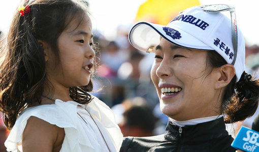 19일 인천 베어즈베스트청라 골프장에서 열린 제30회 한국여자오픈에서 우승한 안시현이 딸 그레이스를 안고 환하게 웃으며 우승 인터뷰를 하고 있다. 사진제공｜KLPGA