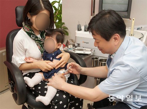 세균성 뇌수막염은 초기에 적절한 치료를 받지 않으면 급속히 악화돼 사
망에 이르기도 하는 등 매우 위험하다. 다행히 국가 필수 예방접종을 통해 어느 정도 예방이 가능하니 정해진 시기에 반드시 뇌수막염 백신을 접종해야 한다. 동아일보DB