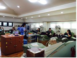 원광대 식품생명공학과 학생들이 2014년 11월 릴레이 헌혈을 하고 있다. 원광대 제공