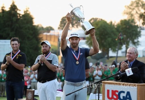 우승트로피를 든 더스틴 존슨. 존슨은 20일 미국 펜실베이니아주 오크몬트 골프장에서 열린 제116회 US오픈에서 우승하며 ‘메이저 무관’의 설움을 씻었다. 사진=ⓒGettyimages이매진스