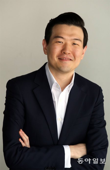 피아니스트 한상일은 지난해부터 이화여대에서 피아노를 가르치고 있다. “학생들과 음악을 공유하는 것이 굉장히 재미있어요. 점점 가르치는 재미를 깨닫고 있어요.” 김경제 기자 kjk5873@donga.com