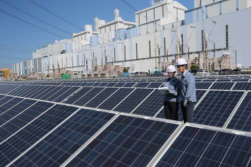 태양광은 온실가스가 없는 친환경 신재생 에너지다. 한국동서발전 직원들이 당진화력발전소에위치한 4MW급 태양광 설비를 점검하고 있다. 한국동서발전 제공