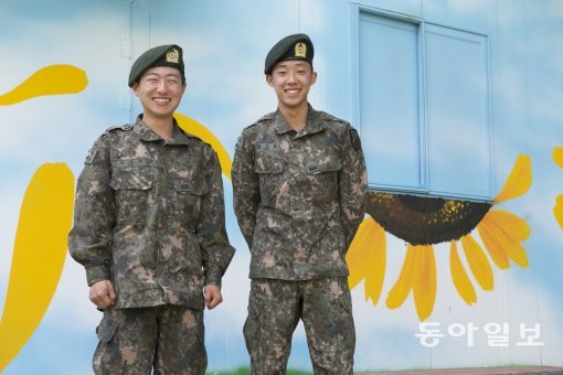 벽화 작업을 통해 위안을 얻은 차지수 상병(왼쪽)과 김상훈 일병. 사진 지호영 기자