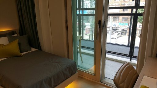 안방 베란다 공간이 넓다