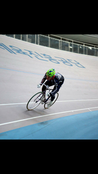 특선급으로 복귀한 문희덕이 벨로드롬에서 몸을 풀며 페달을 밟고 있다. 문희덕은 시즌 초 우수급으로 강급됐다 최근 6연속 입상을 기록해 번개처럼 특선급에 복귀했다.  사진제공｜문희덕