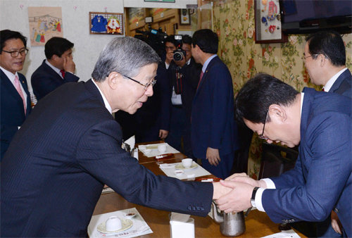 초선의원들 만난 김희옥 새누리당 김희옥 혁신비상대책위원장(왼쪽)이 21일 서울 여의도의 한 식당에서 초선 의원들과의 오찬에 참석해 이은권 의원과 악수하고 있다. 사진공동취재단
