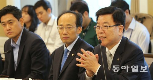 새누리당 김광림 정책위의장(오른쪽)이 21일 오전 서울 여의도 국회 귀빈식당에서 열린 당 일자리특위 1차 회의에서 모두발언을 하고 있다. 왼쪽부터 오신환 추경호 의원, 김 의장. 원대연 기자 yeon72@donga.com