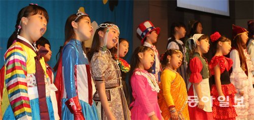 다문화 어린이 합창단 ‘아름드리’가 지난해 11월 열린 동아다문화상 시상식에서 축하 공연을 하고 있다. 아름드리는 한국 중국 몽골 등 다양한 국가 출신의 다문화 어린이들로 구성돼 있다. 원대연 기자 yeon72@donga.com