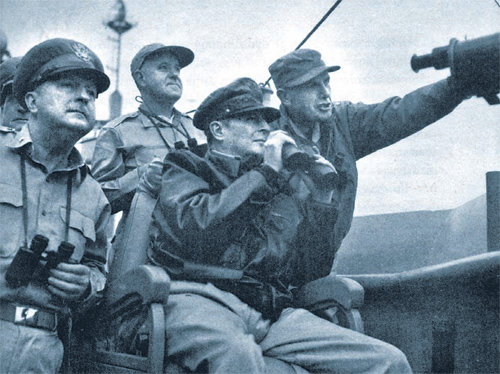 1950년 9월 부하 장군들과 인천상륙작전을 지휘하는 맥아더 장군(왼쪽에서 세 번째). 여문책 제공