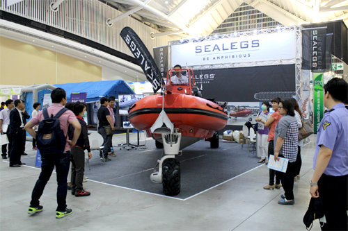 해양안전장비 총출동 지난해 관람객 1만5000여 명이 다녀간 제2회 국제 해양안전장비 박람회에서 호평을 받은 수륙양용 고속단정. 이번 박람회에서는 새로 개발된 첨단 안전장비들이 전시되고 다양한 이벤트가 진행된다. 해양경비안전본부 제공