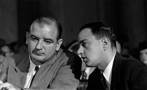 1950년대 조지프 매카시 의원 보좌관 시절의 로이 콘(오른쪽). 뉴욕타임스 제공