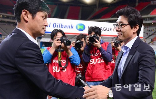 프로축구 FC서울의 지휘봉을 놓게 된 최용수 감독(왼쪽)과 신임 황선홍 감독. 동아일보DB