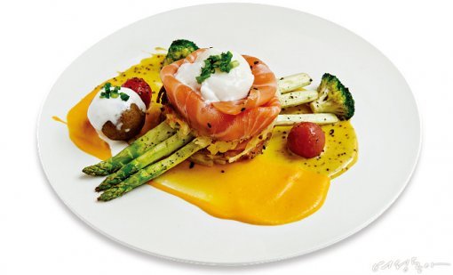 스위스식 감자전인
뢰스티와 훈제연어가
어우러진 감자뢰스티
1만9천원.