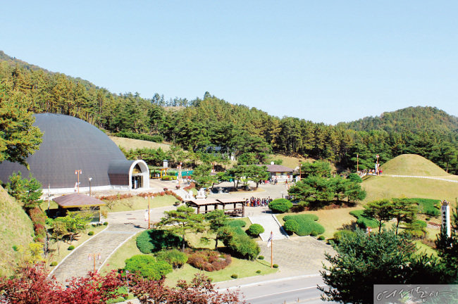 합천, 함창 등과 더불어 대가야의 거점이 되었던 경북 고령. 상당한 양의 가야 유적과 유물이 남아 있는 곳이라 〈현의 노래〉와 함께 시간 여행을 떠나기에 그만이다.