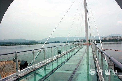 다음 달 1일 개장하는 강원 춘천시 의암호의 ‘소양강스카이워크’. 길이 140m로 국내에서 가장 긴 투명 전망 시설이다. 이인모 기자 imlee@donga.com