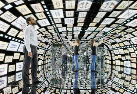 미국 뉴욕 맨해튼 한복판에 자리 잡은 삼성전자의 복합 문화공간 ‘삼성 837센터’ 내부 모습. 관람객이 비디오아트 작품인 ‘소셜 갤럭시’ 안에 들어가 스크린을 올려다보고 있다. 삼성전자 제공