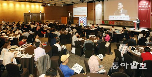 “멀리 가려면, 함께 가라” 22일 서울 여의도 전국경제인연합회관에서 동아일보와 채널A, 농림축산식품부
 공동 주최로 열린 ‘2016 K푸드 중국 진출 전략 포럼’에서 해외특강 연사로 나선 정룽 중국 톈룽그룹 회장이 ‘한국 식품의 
중국 시장 진출 전략―멀리 가려면, 함께 가라’를 주제로 강연하고 있다. 양회성 기자 yohan@donga.com