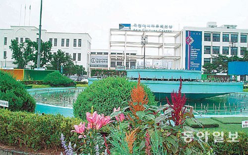 제7차 아셈 문화장관회의가 열리고 있는 광주 동구 국립아시아문화전당 주변이 22일 예쁜 꽃들로 장식돼 있다. 이형주 기자 peneye09@donga.com