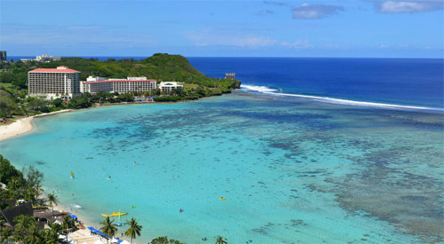 에메랄드빛 바다가 펼쳐진 괌의 해변. 남태평양의 진주로 불릴 만큼 아름다운 자연경관을 자랑하는 괌에서 올여름 휴가를 보내는 것은 
어떨까. 항공편을 이용할 경우 한국에서 4시간이면 갈 수 있어 장거리 비행을 힘들어하는 노년층은 물론이고 아이들도 함께 떠나기 
좋아 부담스럽지 않다. 인터파크투어 제공