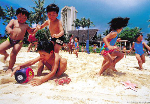 괌 ‘PIC리조트’의 키즈클럽에서 뛰어노는 아이들.