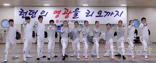 2016리우데자네이루올림픽에 출전하는 펜싱국가대표선수들이 22일 태릉선수촌에서 진행된 오픈 트레이닝 도중 ‘금빛 찌르기’를 다짐하고 있다. 태릉선수촌｜김진환 기자 kwangshin00@donga.com