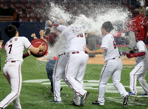 넥센 신재영이 22일 고척 삼성전에서 7이닝 무실점으로 시즌 10승에 도달했다. 팀 동료들이 승리 직후 신재영에게 물세례를 퍼부으며 격한 축하를 보내고 있다. 사진제공｜스포츠코리아