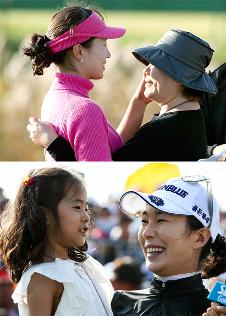 2003년 11월 제주 나인브릿지골프클럽에서 열린 미국여자프로골프(LPGA)투어 CJ나인브릿지 클래식에서 생애 첫 승을 따낸 뒤 어머니와 포옹하고 있는 19세의 안시현(위 사진). 오른쪽 사진은 19일 인천 베어즈베스트 청라골프클럽에서 열린 한국여자오픈에서 우승을 차지한 안시현이 딸 그레이스를 안고 기뻐하는 모습. JNA골프·KLPGA 제공