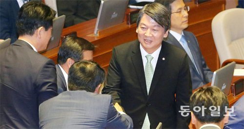 安대표 “덩샤오핑 장기적 안목 본받아야” 국민의당 안철수 상임공동대표가 22일 국회 본회의장에서 교섭단체 대표연설을 마친 뒤 의원들과 악수하고 있다. 안 대표는 이날 미래에 대한 준비와 격차 해소 등을 주요 화두로 제시했다. 원대연 기자 yeon72@donga.com