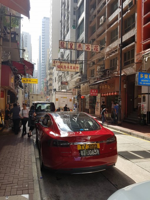 지난해 홍콩에선 총 2221대의 모델S가 팔려 길거리에서도 어렵지 않게 볼 수 있다.