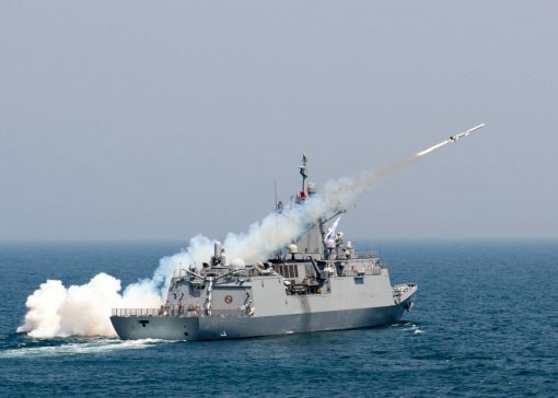 해군의 한국형구축함에서 함대함미사일인 해성이 발사되고 있다. 해성은 발사된 뒤 물 위를 스치듯 초저고도로 비행해 최대 150km 밖의 적 함정을 정밀타격할수 있다. 2006년부터 실전 배치돼 다국적 해군연합기동훈련(림팩)의 실사격훈련에서 탁월한 위력을 과시했다. LIG넥스원 제공