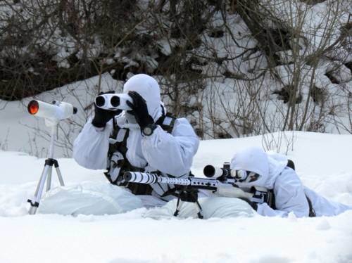 우리 군 장병들이 S&T모티브가 2013년 독자 개발한 K14 저격용 소총으로 사격 훈련을 하고 있다. S&T모티브 제공