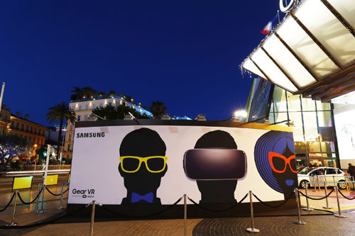 ‘칸 라이언즈’가 개최되는 프랑스 칸 시내에 자리잡은 '기어 VR' 옥외 광고.