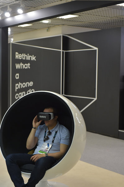 갤럭시 스튜디오에서 관람객이 가상 현실 헤드셋 ‘기어 VR’을 체험하는 모습