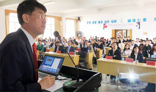 계명대 동산의료원 손대구 성형외과 교수가 22일 중국 윈난 성 런민병원에서 최신 노인 성형 수술을 설명하고 있다. 계명대 동산의료원 제공