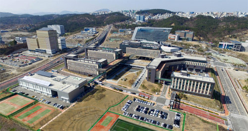 이달 말 준공을 앞두고 있는 울산 혁신도시 전경. 울산시와 울산 중구가 실시한 합동점검에서 297건의 하자가 발견돼 보수를 하고 있다. 울산시제공