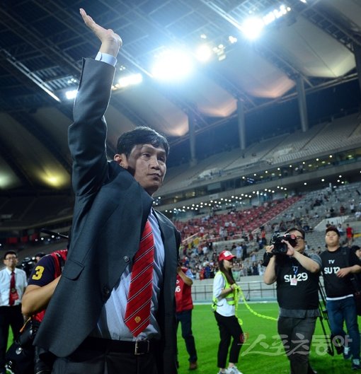 최용수 감독이 22일 서울월드컵경기장에서 벌어진 안산무궁화와의 FA컵 16강전을 승리로 장식한 뒤 팬들에게 인사하고 있다. 이 경기는 최 감독이 FC서울에서 치른 고별전이었다. 스포츠동아DB