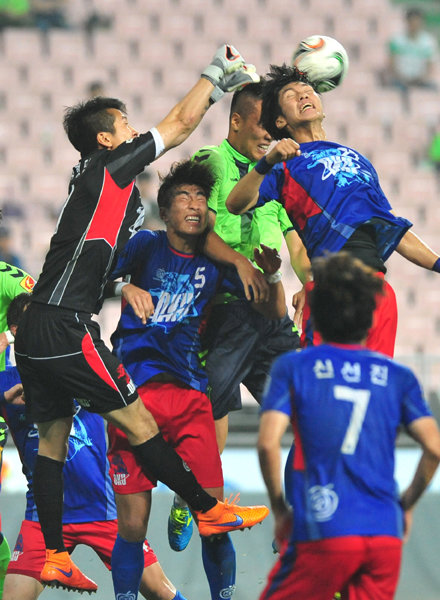 K리그 클래식(1부리그) 선두 전북현대가 22일 전주월드컵경기장에서 벌어진 단국대와의 FA컵 16강전에서 더블 스쿼드 전략을 펼쳤지만, 느슨한 경기운영으로 고전하며 연장승부 끝에 3-1로 힘겹게 이겼다. 사진제공｜전북현대모터스