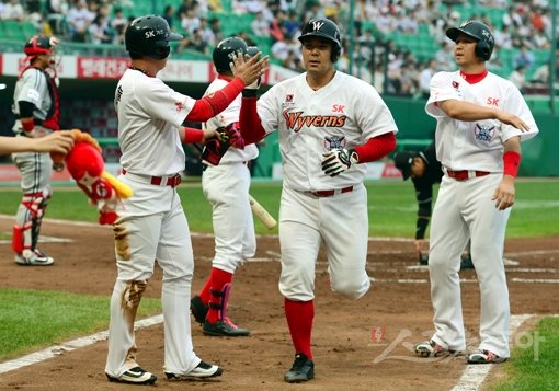 SK 이재원(가운데)은 23일 인천SK행복드림구장에서 열린 LG와 홈경기 첫 2타석에서 3점홈런과 만루홈런을 차례로 터트리며 7타점을 쓸어 담았다. 전날(22일) 마지막 타석 3점홈런을 시작으로 3연타석홈런을 폭발하며 괴력을 뽐냈다. 문학｜김민성 기자 marineboy@donga.com