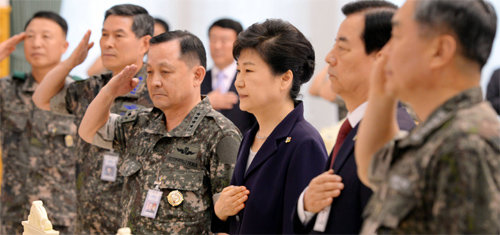 朴대통령 “강력한 제재-압박 계속” 박근혜 대통령이 23일 청와대에서 열린 전군 주요 지휘관 격려 오찬
 행사에 앞서 국기에 대한 경례를 하고 있다. 박 대통령은 “한반도의 안정과 평화를 위협하는 북한의 도발을 결코 좌시하지 않을 
것”이라며 “국제사회와 긴밀하게 협력해 북한이 변화를 택할 때까지 강력한 제재와 압박을 계속할 것”이라고 강조했다. 
청와대사진기자단