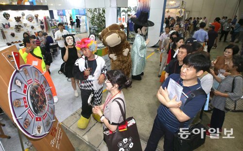 “우리 축제 와보세요” 23일 서울 강남구 코엑스에서 열린 ‘제4회 한국축제박람회(K-페스티벌 
2016)’를 찾은 시민들이 이벤트 행사장을 둘러보고 있다. 25일까지 열리는 이번 박람회는 동아일보와 채널A, ㈜동인앤컴 주최로
 전국 각지의 다양한 축제 정보를 소개한다. 박영대 기자 sannae@donga.com