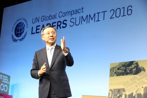 황창규 KT 회장이 23일(현지시간) 미국 뉴욕 메리어트 마르퀴스 호텔에서 열린 유엔 글로벌 콤팩트(UNGC) 리더스 서밋 2016 행사장에서 ‘한계가 없는 세상을 열자’란 주제로 연설하고 있다. KT 제공