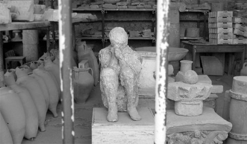 폼페이 유적지 보관실 안에 놓인 한 남성 시신의 캐스트. 손바닥에 얼굴을 묻고 숨을 거둔 모습이다.