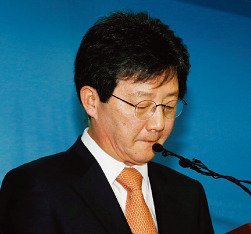 2015년 7월 8일 당시 새누리당 유승민 원내대표가 서울 여의도 국회 정론관에서 만감이 교차하는 표정으로 사퇴 기자회견을 하고 있다.