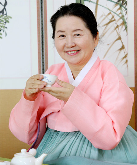 이림 설예원 원장은 전북에 차 문화를 확산시키고 대중화한 전북 차 문화계의 대모다. 그가 최근 20여 년간 배출한 정규 차 교육과정 제자들만 1000명이 넘는다. 그는 차는 삶에 쉼표를 찍는 것이라며 사람들이 차를
마시고 쉬는 시간이 좀 더 많아져야 한다고 강조한다. 전북도 제공