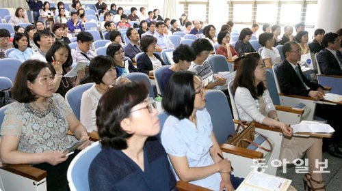 25일 부산 신라대에서 열린 ‘미래 유망학과 탐색을 통한 진로지도 역량강화 직무연수’에 참석한 부산시내 진로진학상담교사 및 담임교사들이 전공 설명을 듣고 있다. 이날 행사는 신라대와 부산진로진학상담교사협의회가 공동주최하고 동아일보가 후원했다. 이종승 기자 urisesang@donga.com