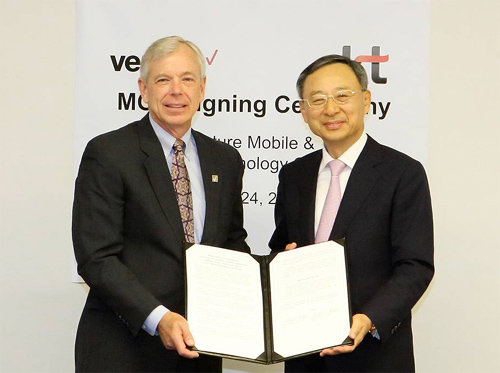 24일(현지 시간) 미국 뉴저지 주 배스킹리지의 버라이즌 본사에서 황창규 KT 회장(오른쪽)과 로웰 매캐덤 버라이즌 대표가 업무협약식에 참석해 5세대(5G) 이동통신 기술 규격을 공동으로 마련하기로 합의했다. KT 제공