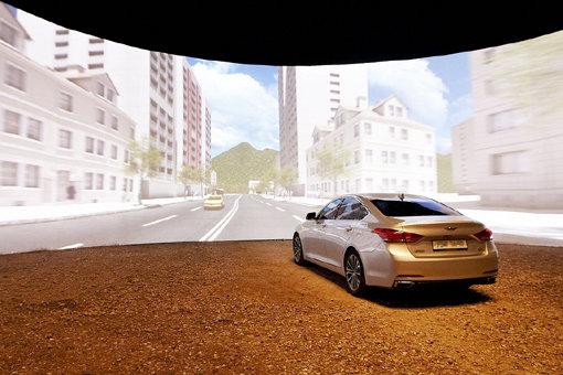 현대자동차그룹의 온라인 캠페인 영상 ‘고잉홈’이 2016 칸 국제광고제 미디어 부문 입선에 해당하는 ‘쇼트리스트’에 선정됐다. 캠페인 주인공이 제네시스(DH)에 탑승해 3D 영상으로 구현되는 가상의 고향을 보고 있는 모습. 사진제공｜현대자동차